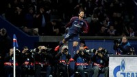 Neymar menunjukkan kelasnya sebagai pemain terbaik dunia. Pemain asal Brasil itu membawa berbalik unggul dengan golna di menit kesembilan dan ke-22. (Foto: Christian Hartmann/Reuters)