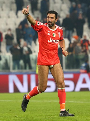 Aksi Lepas Celana Buffon Usai Laga dengan Barcelona