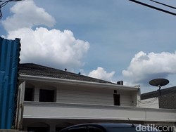 Polisi Gelar Olah TKP Proyektil Nyasar di Kantor Pengusaha Garmen