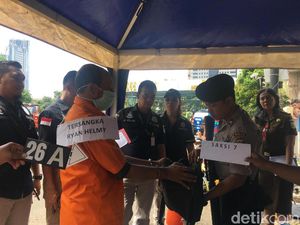 Rekonstruksi Serahkan Diri, Helmi: Polisi Kaget Isi Tas Saya Senpi Rekonstruksi Serahkan Diri, Helmi: Polisi Kaget Isi Tas Saya Senpi