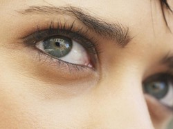 Kenapa Seperti Ada Cacing di Mata Saat Kepala Terasa Pusing?