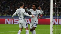 Hazard membidani gol kedua Chelsea pada menit ke-36. Willian yang mencatatkan namanya di papan skor. (Foto: Peter Cziborra/Reuters)
