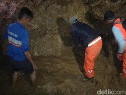 Petugas Masih Evakuasi Longsor yang Tutup Jalur Rel KA di Garut