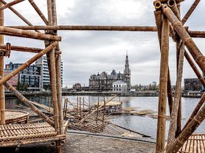 Di Europalia, Instalasi Eko Prawoto Terbuat dari Bambu dan Mengapung di Air Di Europalia, Instalasi Eko Prawoto Terbuat dari Bambu dan Mengapung di Air
