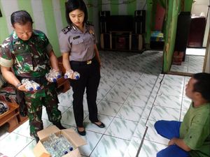 Duet Bareng Babinsa, Polwan Sukabumi Gerebek Lapak Miras