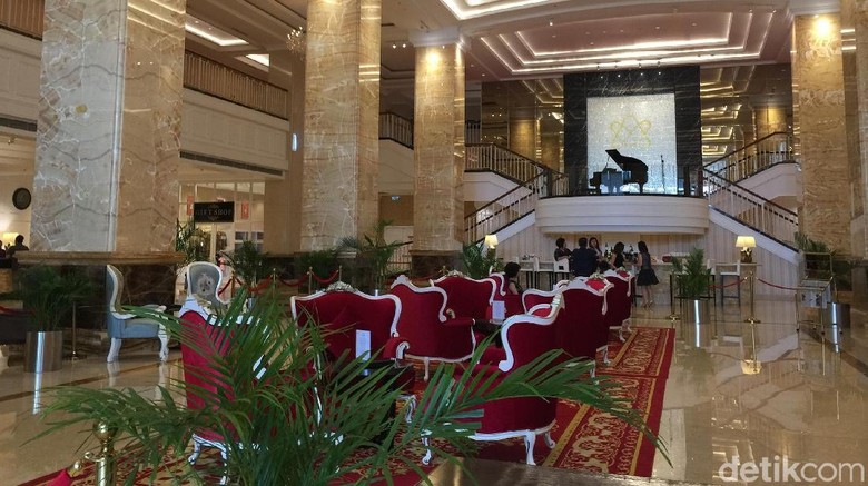 Lobi Hotel Adimulia Medan yang bergaya klasik glamour (Odilia/detikTravel) Lobi Hotel Adimulia Medan yang bergaya klasik glamour (Odilia/detikTravel)