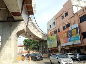 Gedung Ini Hampir Cium LRT Palembang, Bahaya Enggak Ya?