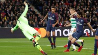 Cavani mencatatkan namanya di papan skor untuk kali kedua di menit ke-79. Layvin Kurzayang menjadi penyumbang assist. (Foto: Charles Platiau/Reuters)