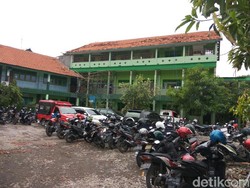 Korban Puting Beliung Sidoarjo Mengungsi ke Sekolah