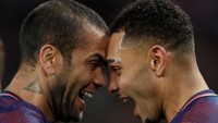 Duo bek PSG yang rajin ikut menyumbang gol, Dani Alves dan Layvin Kurzawa (REUTERS/Charles Platiau)