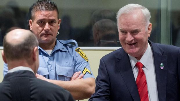 Ratko Mladic (dasi merah)/