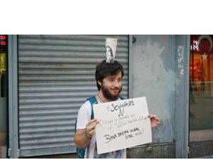 Cowok Ganteng yang Traveling untuk Melukis Cangkir Kopi