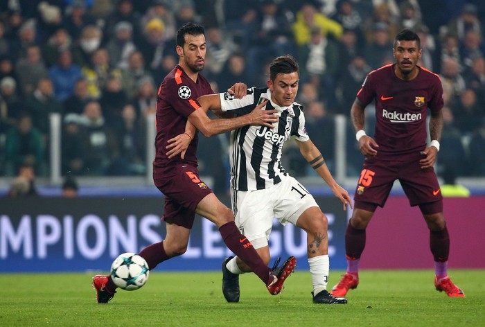 Soccer Football - Champions League - Juventus vs FC Barcelona - Allianz Stadium, Turin, Italy - November 22, 2017   Juventus’ Paulo Dybala in action with Barcelona’s Sergio Busquets and Paulinho    REUTERS/Alessandro Bianchi