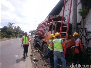 Diduga Rem Blong, Truk Tabrak Tiang Listrik di Sukabumi