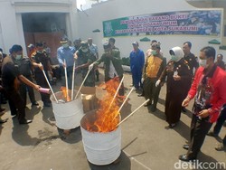 Kejari Sukabumi Blender dan Bakar Narkoba serta Senjata Tajam