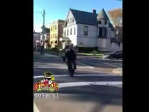 Pengendara Ini Konyol atau Lihai Saat Tunggangi Motor?