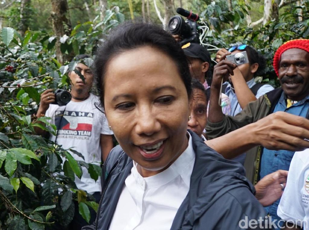 Masuk Gedung BI Pakai Sneakers, Rini Soemarno Malu-malu Masuk Gedung BI Pakai Sneakers, Rini Soemarno Malu-malu