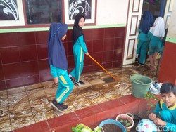 Siswa dan Warga Garut Bersihkan Lumpur Usai Banjir Surut