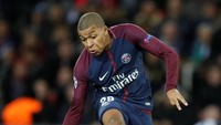 Lini depan PSG benar-benar super. Kylian Mbappe yang gantian menyarangkan bola ke gawang Celtic pada menit ke-35 (Foto: Christian Hartmann/Reuters)