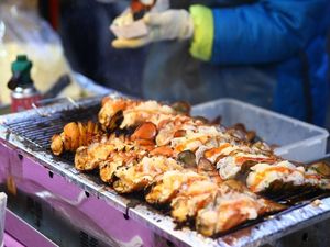 Nyam, Ini 10 Jajanan Kaki Lima Unik di Myeongdong, Korea!