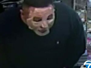 Polisi LA Buru Perampok yang Tutupi Wajah Pakai Masker Kecantikan