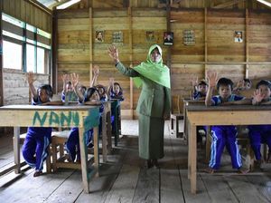 Halifah Mengajar SD di Pedalaman Bone dengan Honor Rp 200 Ribu/Bulan