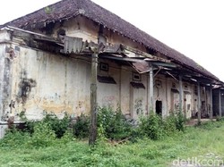 Melihat Bangunan Bekas Stasiun Bringin yang Memprihatinkan