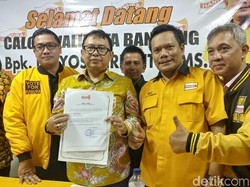 Yossi Irianto Terima Surat Tugas Cawalkot Bandung dari Hanura