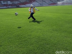 Gaya Menteri PUPR Jajal Lapangan Bola Stadion Utama GBK