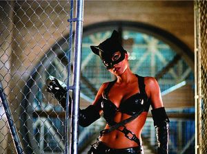 Catwoman yang Terus Dieksploitasi Seksual Selama 83 Tahun
