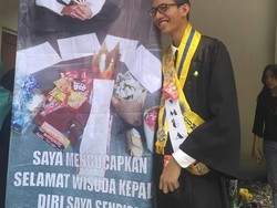 Viral Foto Ngenes Ucapi Wisuda untuk Diri Sendiri, Ternyata...