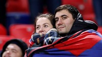 Moscow mulai dihantam musim dingin. Suporter CSKA tahu mereka harus membawa selimut saat mendukung tim kesayangannya bertanding (REUTERS/Sergei Karpukhin)