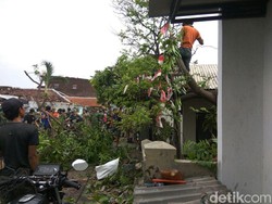 Rumah Rusak Diterpa Puting Beliung, Warga Sidoarjo Bersih-bersih