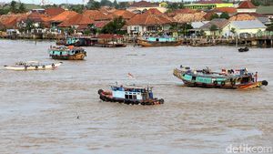 Melihat Kesibukan Sungai Musi