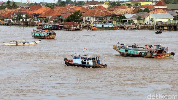 Melihat Kesibukan Sungai Musi