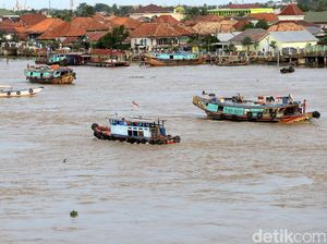 Melihat Kesibukan Sungai Musi