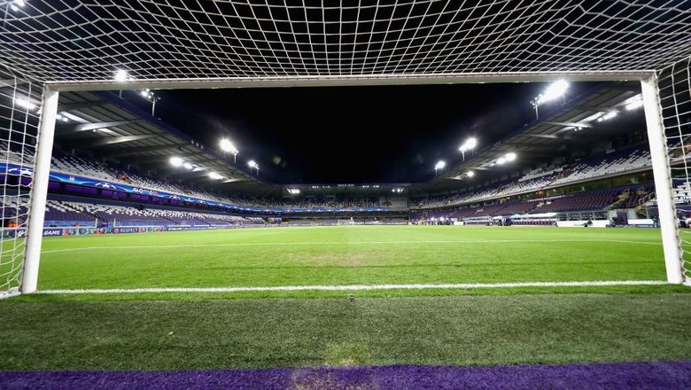 Lemparan Uang Palsu Fans Bayern di Markas Anderlecht Lemparan Uang Palsu Fans Bayern di Markas Anderlecht