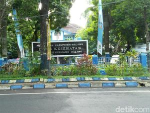 Dominasi Warna Biru Pada Pohon dan Gedung Aset Pemkab Malang Disoal