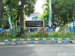 Dominasi Warna Biru Pada Pohon dan Gedung Aset Pemkab Malang Disoal