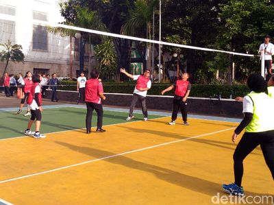 Serunya Bos OJK dan Kemenkeu Tanding Voli