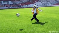 Pakai Helm Proyek, Menteri PUPR Tendang Bola di Stadion GBK