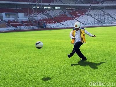 Pakai Helm Proyek, Menteri PUPR Tendang Bola di Stadion GBK