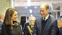 Tatapan Cinta Pangeran William ke Kate Middleton Saat Blusukan