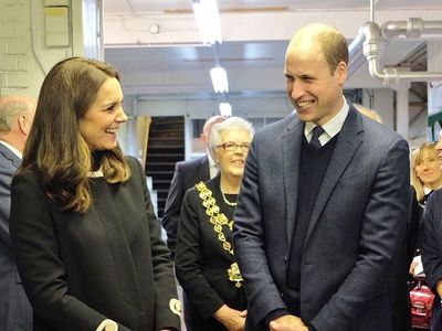 Tatapan Cinta Pangeran William ke Kate Middleton Saat Blusukan