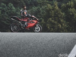 Gaya Lewis Hamilton Mengendarai Superbike