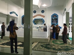 Jokowi Ziarah ke Makam Pahlawan Nasional Zainuddin Abdul Madjid