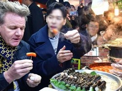 Ke Korea, Gordon Ramsay Cicip Gimbap dan Gurita Hidup di Pasar Legendaris