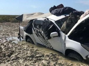 Dikelilingi Buaya, Dua Pria Australia Ini Terpaksa Tidur di Atap Mobil