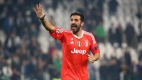 Buat legenda seperti Gianluigi Buffon, bebas melakukan apa saja di lapangan. Termasuk melepas celana (REUTERS/Alessandro Bianchi)