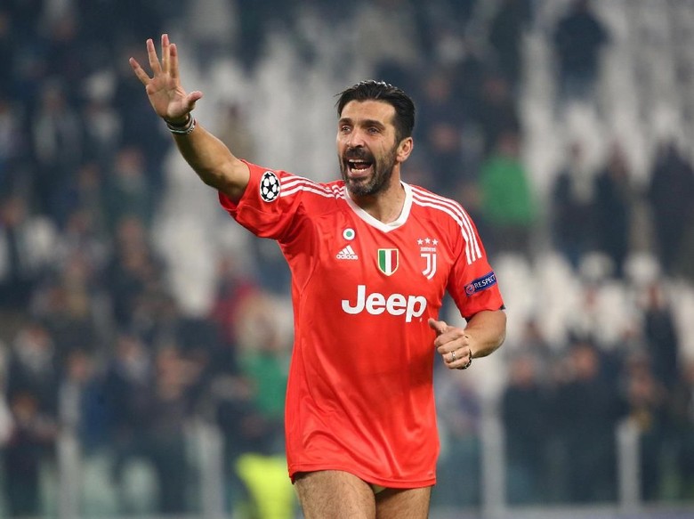 Aksi Lepas Celana Buffon Usai Laga dengan Barcelona Aksi Lepas Celana Buffon Usai Laga dengan Barcelona